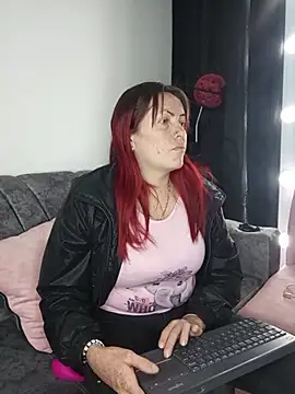 Snapshot of carolinhe_ chatting on October 14, 2025, 7:47 pm carolinhe online show from October 14, 2025, 7:47 pm