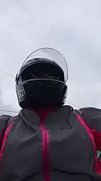 Snapshot of carolinhe_ chatting on November 6, 2025, 6:34 pm carolinhe online show from November 6, 2025, 6:34 pm