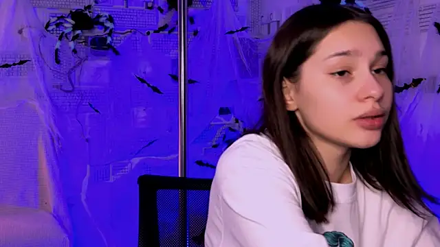 KimClarks  online show from October 17, 2025, 8:39 am