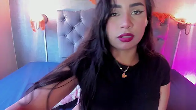 Snapshot of GiannaSlimJB chatting on October 5, 2025, 8:21 pm GiannaSlimJB online show from October 5, 2025, 8:21 pm