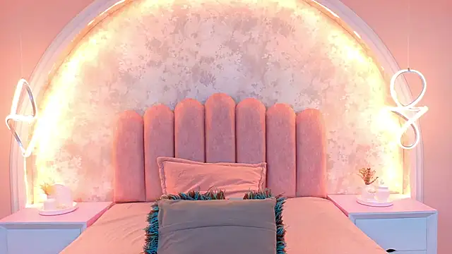 JasmineRhodes online show from November 3, 2025, 1:04 pm