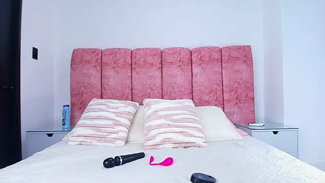 emmacurvy online show from November 27, 2025, 3:18 am