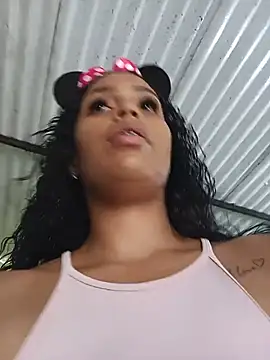 Fernanda30 online show from May 6, 2026, 2:32 pm