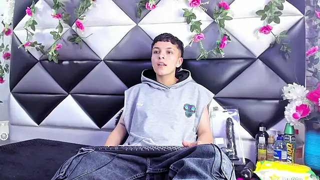 Megan Thompson  online show from December 5, 2025, 2:21 am