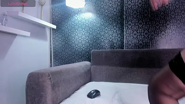 Zoe White  online show from November 5, 2025, 12:30 pm