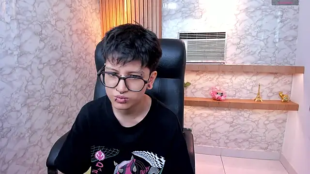 CharlieTaylor   online show from November 28, 2025, 2:06 pm