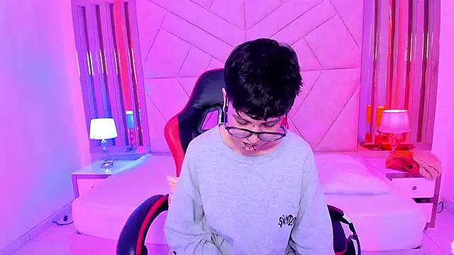 CharlieTaylor   online show from November 4, 2025, 1:15 pm