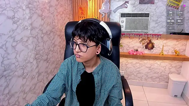 CharlieTaylor   online show from October 19, 2025, 12:41 pm