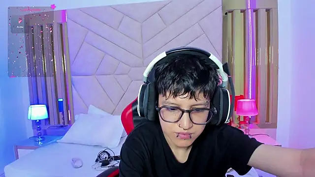 CharlieTaylor   online show from November 5, 2025, 1:47 pm