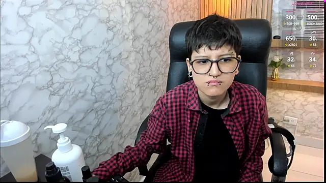 CharlieTaylor   online show from November 6, 2025, 1:15 pm