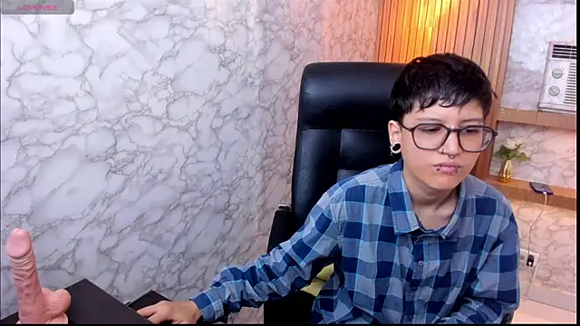 CharlieTaylor   online show from November 7, 2025, 12:53 pm