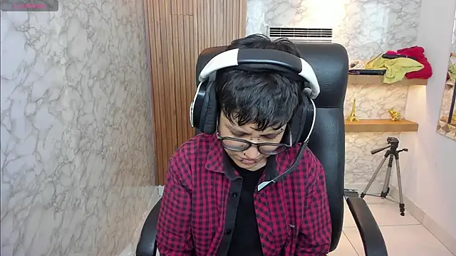 CharlieTaylor   online show from November 12, 2025, 1:48 pm