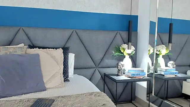 Mia Roswell online show from October 12, 2025, 8:10 pm