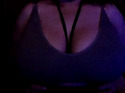 Snapshot of LittleHeartss chatting on October 17, 2025, 12:36 am LittleHeartss online show from October 17, 2025, 12:36 am