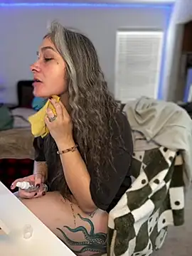 Snapshot of Alix_Valentine chatting on April 26, 2026, 5:43 pm Alix Valentine online show from April 26, 2026, 5:43 pm