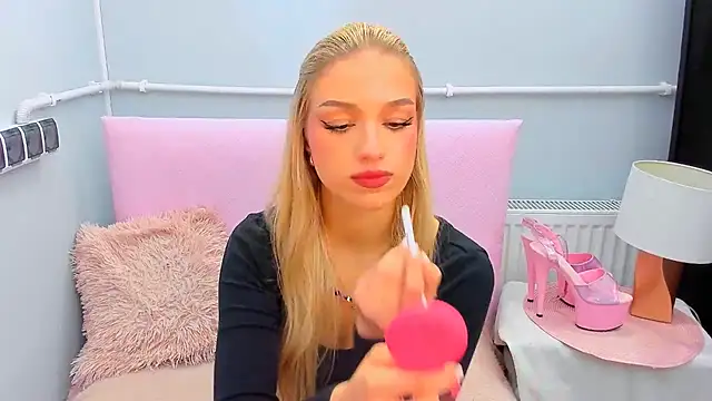 EvetteRose online show from October 21, 2025, 3:11 pm