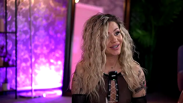 Snapshot of AlmaVelia chatting on November 26, 2025, 6:41 pm AlmaVelia online show from November 26, 2025, 6:41 pm