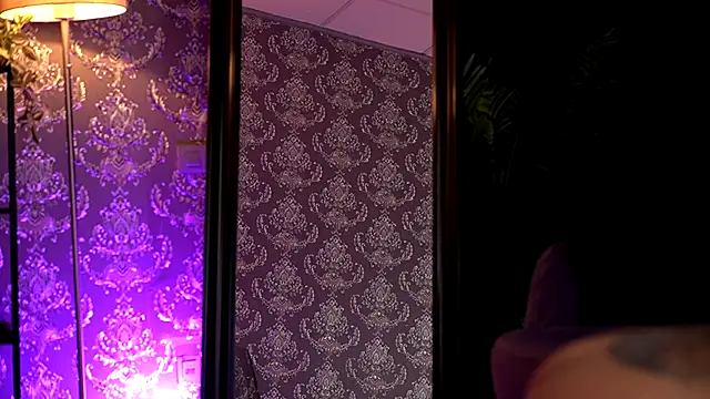 Snapshot of AlmaVelia chatting on November 7, 2025, 8:02 pm AlmaVelia online show from November 7, 2025, 8:02 pm