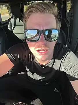 Snapshot of uncut_luke chatting on October 9, 2025, 5:35 pm uncut luke online show from October 9, 2025, 5:35 pm