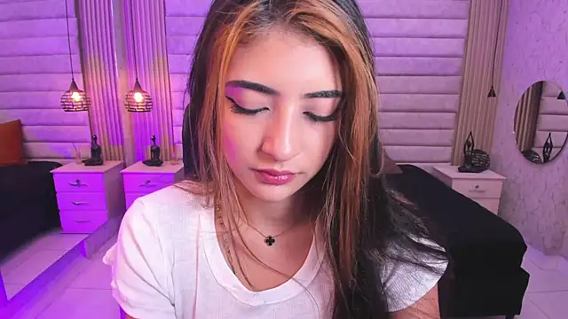 VictoriaaBlair online show from May 19, 2026, 7:43 pm