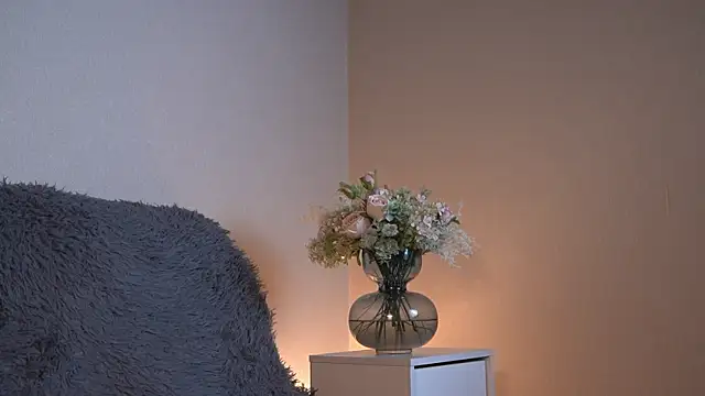 ywixos online show from December 13, 2025, 9:43 pm