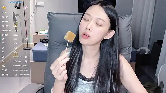 NiNi-baby520 online show from October 14, 2025, 7:31 am