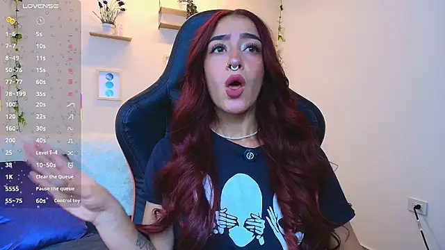 Snapshot of ViolethRosse chatting on February 25, 2026, 12:33 am ViolethRosse online show from February 25, 2026, 12:33 am