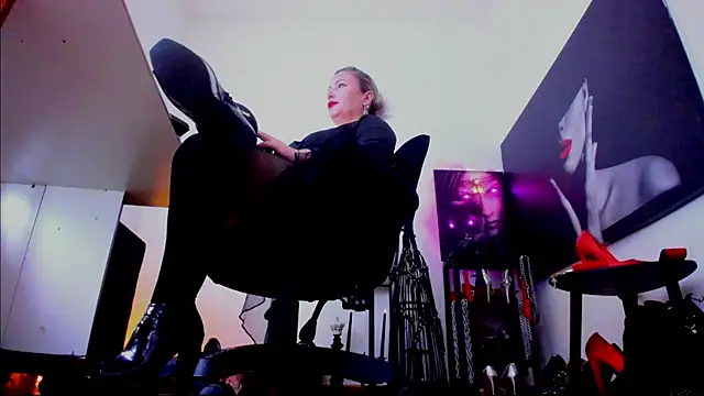 demisweet online show from November 17, 2025, 9:30 pm