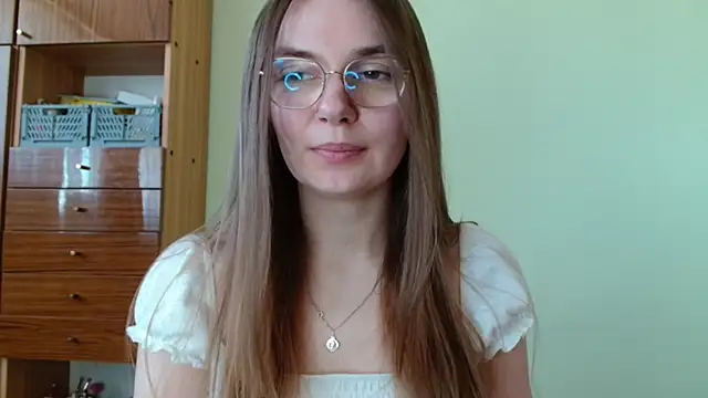 Snapshot of LooveELLYx chatting on April 23, 2026, 6:42 am LooveELLYx online show from April 23, 2026, 6:42 am