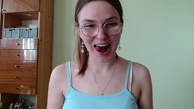 Snapshot of LooveELLYx chatting on April 15, 2026, 1:37 pm LooveELLYx online show from April 15, 2026, 1:37 pm