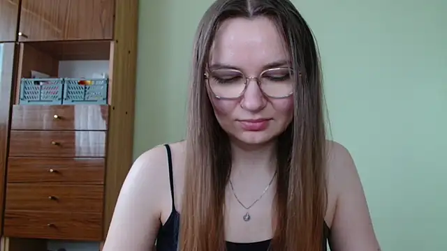 LooveELLYx online show from June 5, 2026, 6:29 am