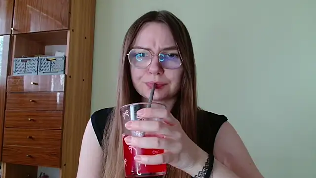 Snapshot of LooveELLYx chatting on April 20, 2026, 1:35 pm LooveELLYx online show from April 20, 2026, 1:35 pm