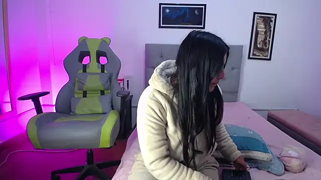 Snapshot of Esmeraldaa- chatting on October 15, 2025, 5:50 am Esmeraldaa- online show from October 15, 2025, 5:50 am