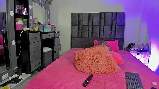 Snapshot of Esmeraldaa- chatting on December 19, 2025, 8:06 am Esmeraldaa- online show from December 19, 2025, 8:06 am