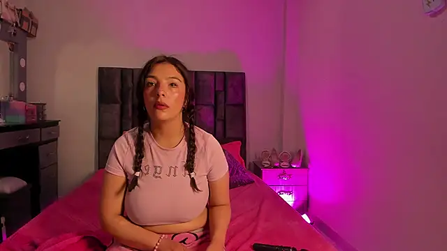 Snapshot of Esmeraldaa- chatting on November 26, 2025, 9:09 am Esmeraldaa- online show from November 26, 2025, 9:09 am