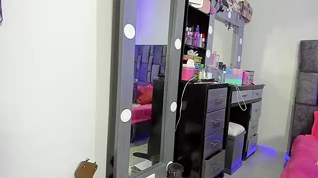 Snapshot of Esmeraldaa- chatting on December 5, 2025, 5:28 am Esmeraldaa- online show from December 5, 2025, 5:28 am