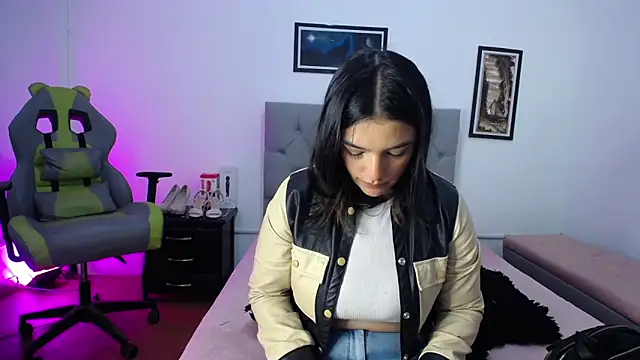 Snapshot of Esmeraldaa- chatting on October 17, 2025, 4:05 am Esmeraldaa- online show from October 17, 2025, 4:05 am