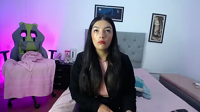 Snapshot of Esmeraldaa- chatting on October 14, 2025, 4:02 am Esmeraldaa- online show from October 14, 2025, 4:02 am