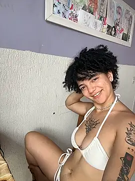 CamillyBlum online show from October 28, 2025, 1:32 pm