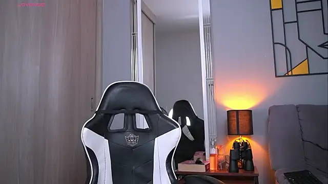 tyler muscle1 online show from April 21, 2026, 2:51 am