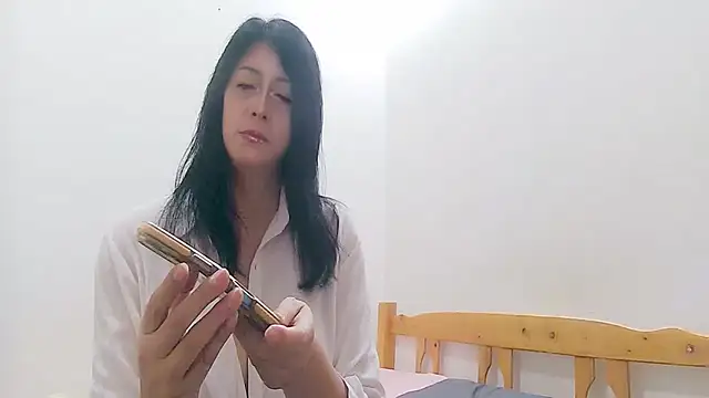 yueeraijj88 online show from October 16, 2025, 3:37 am