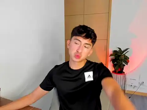 sweettaaron01 online show from September 17, 2025, 5:04 pm