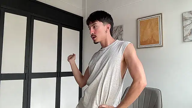 sweettaaron01 online show from February 16, 2026, 5:44 pm