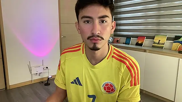 sweettaaron01 online show from November 25, 2025, 6:08 pm