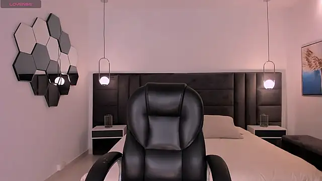 SarahYates online show from April 26, 2026, 5:32 pm