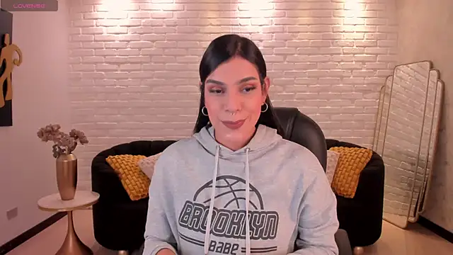 SarahYates online show from November 19, 2025, 5:07 am