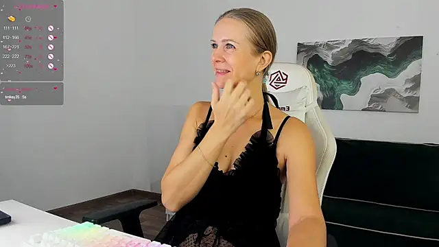 Snapshot of Eliza_Wilsoon chatting on October 6, 2025, 1:40 am Eliza Wilsoon online show from October 6, 2025, 1:40 am