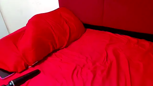 Snapshot of HugeTitisxx chatting on March 5, 2026, 6:37 pm HugeTitisxx online show from March 5, 2026, 6:37 pm