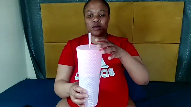 Snapshot of HugeTitisxx chatting on May 30, 2026, 10:21 am HugeTitisxx online show from May 30, 2026, 10:21 am