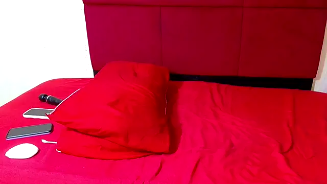 Snapshot of HugeTitisxx chatting on April 13, 2026, 1:37 pm HugeTitisxx online show from April 13, 2026, 1:37 pm